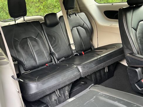 Used 2017 Chrysler Pacifica Touring-L FWD image 15