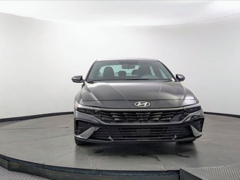 Used 2025 Hyundai Elantra SEL FWD image 12