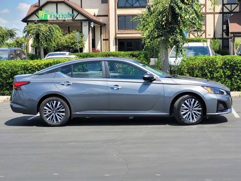 Used 2025 Nissan Altima 2.5 SV FWD image 4