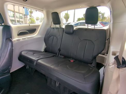 Used 2018 Chrysler Pacifica Touring-L FWD image 16