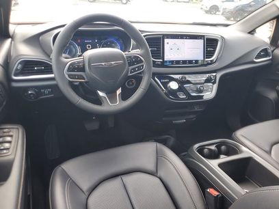 Used 2026 Chrysler Pacifica Select