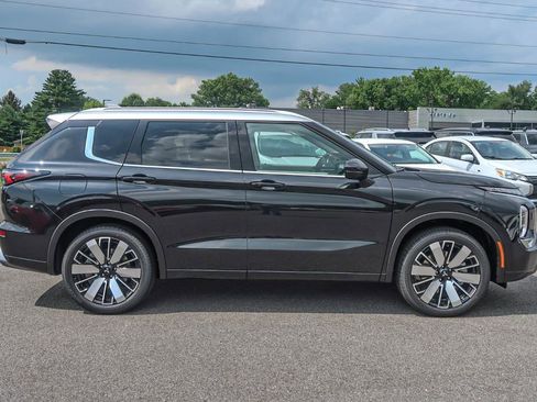 New 2025 Mitsubishi Outlander AWD image 9