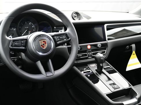 Certified 2025 Porsche Macan image 7