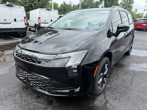 New 2027 Chrysler Pacifica Limited w/ S Appearance Package AWD/4WD image 7