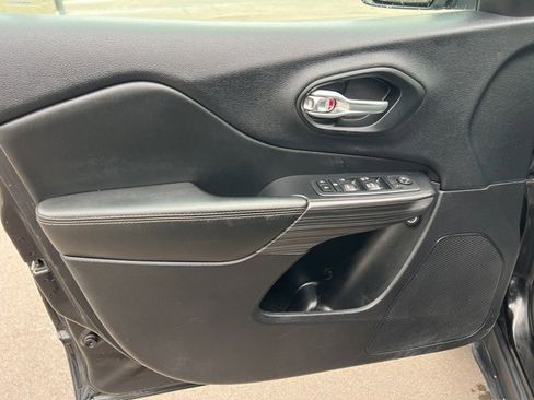 Used 2017 Jeep Cherokee Limited image 19