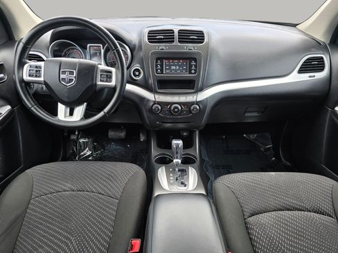 Used 2019 Dodge Journey SE w/ Connectivity Group FWD image 2
