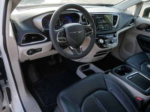 Used 2023 Chrysler Pacifica Touring-L image 19