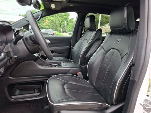 Used 2025 Chrysler Pacifica Limited FWD image 13