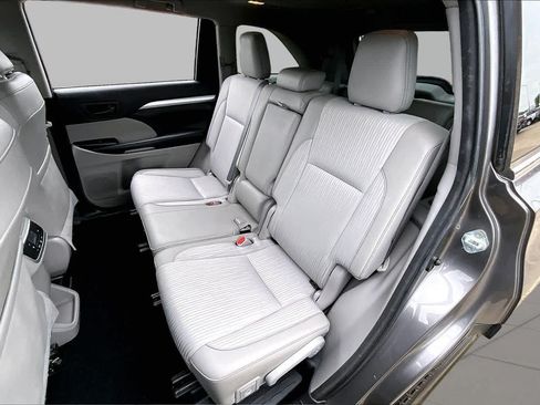 Used 2018 Toyota Highlander Plus FWD image 19