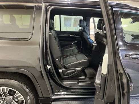 Used 2023 Jeep Wagoneer L Series II AWD/4WD image 18