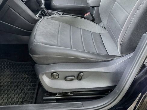 Used 2023 Volkswagen Taos SE w/ Panoramic Sunroof Package FWD image 22