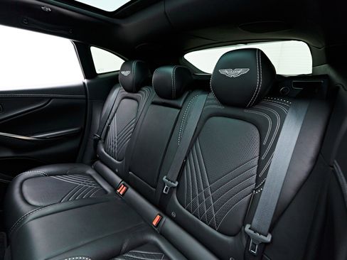 Used 2021 Aston Martin DBX AWD/4WD image 1