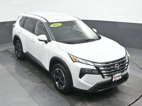 Used 2025 Nissan Rogue SV image 32