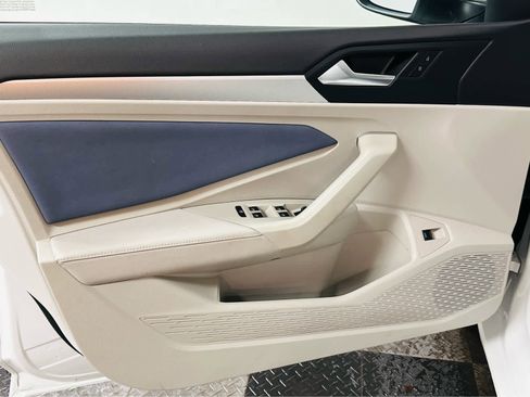 Used 2025 Volkswagen Jetta SE w/ Sunroof Package image 25