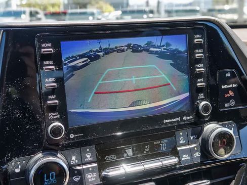 Used 2022 Toyota Highlander XLE FWD image 22