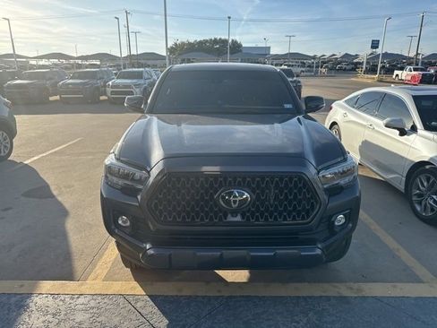 Used 2022 Toyota Tacoma Limited image 2