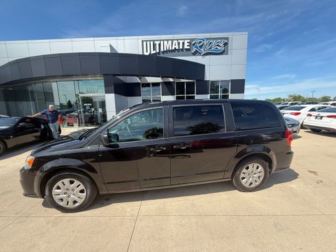 Used 2018 Dodge Grand Caravan SE FWD image 5