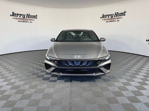 Used 2025 Hyundai Elantra SEL image 7