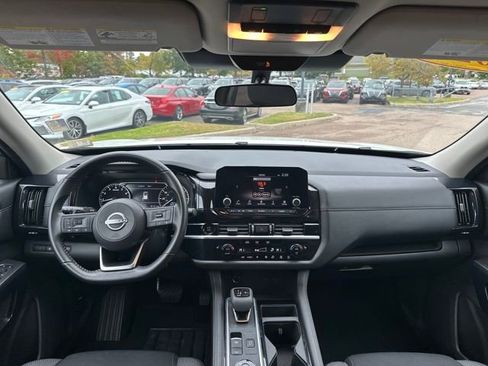 Used 2025 Nissan Pathfinder SV image 10