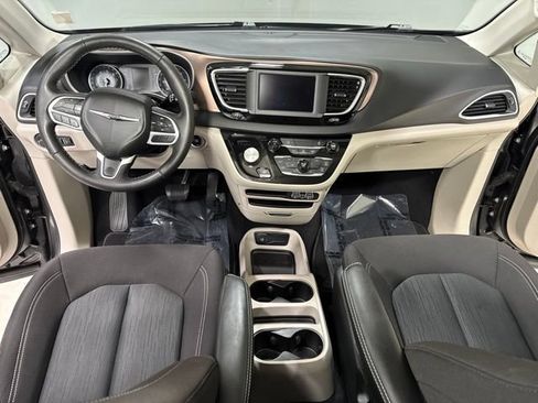 Used 2022 Chrysler Voyager LX FWD image 16