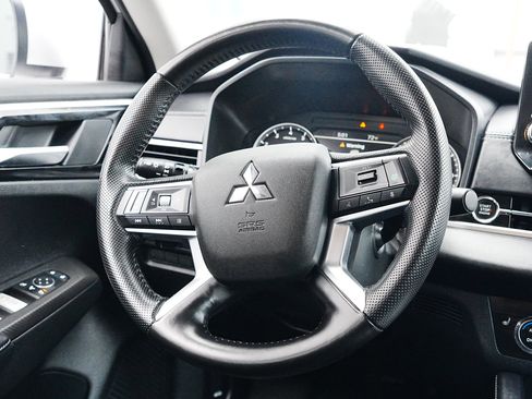 Used 2024 Mitsubishi Outlander SE image 17