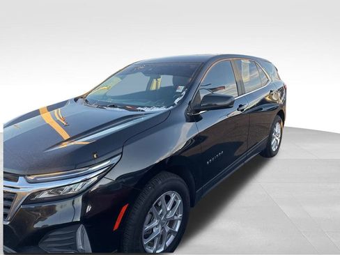 Used 2022 Chevrolet Equinox LT w/ Driver Convenience Package image 2