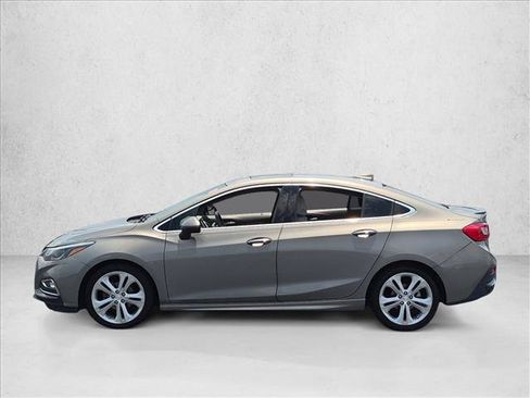 Used 2018 Chevrolet Cruze Premier FWD image 9