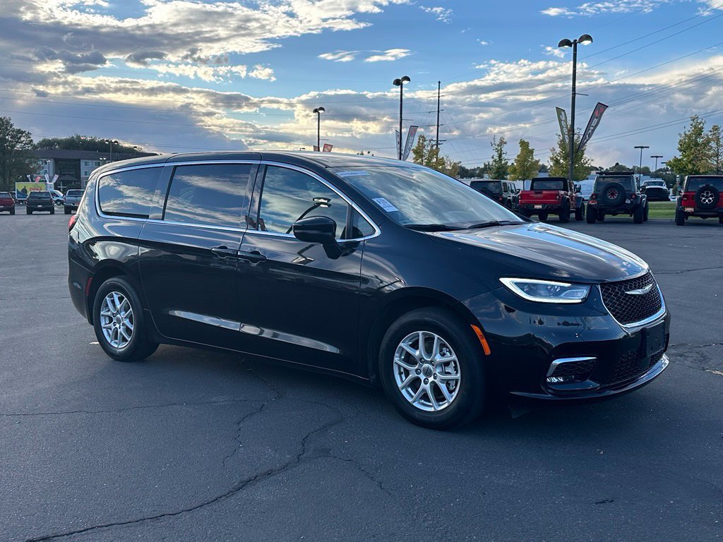 Used 2025 Chrysler Pacifica Select FWD image 5