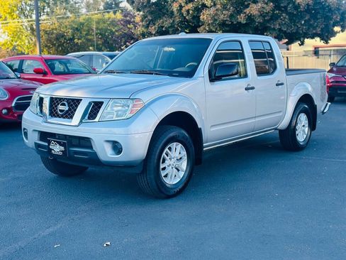 Used 2018 Nissan Frontier SV image 3