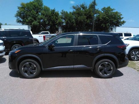 Used 2024 Nissan Rogue SV AWD/4WD image 3