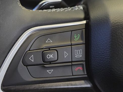 Used 2024 Jeep Grand Cherokee Limited w/ Luxury Tech Group II image 32