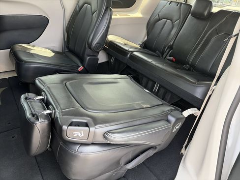 Used 2024 Chrysler Pacifica Touring-L FWD image 18