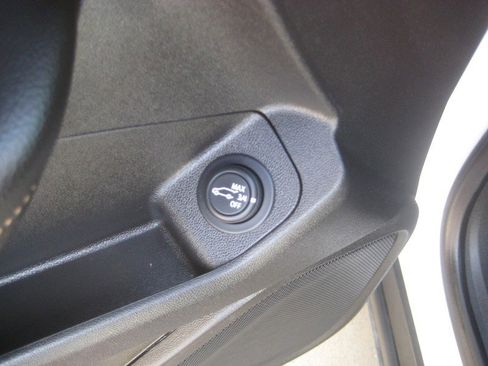 Used 2021 GMC Terrain SLE w/ Driver Convenience Package image 16