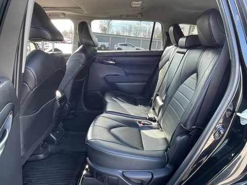 Used 2023 Toyota Highlander XLE AWD/4WD image 17