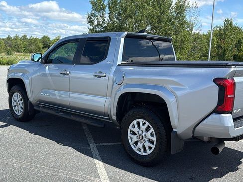 Used 2025 Toyota Tacoma SR5 AWD/4WD image 9