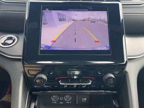 Used 2025 Jeep Grand Cherokee Altitude AWD/4WD image 21