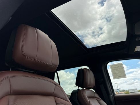 New 2026 Lincoln Navigator Reserve AWD/4WD image 17
