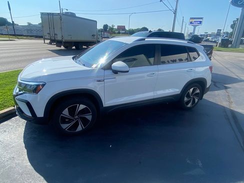 Used 2024 Volkswagen Taos SE AWD/4WD image 1