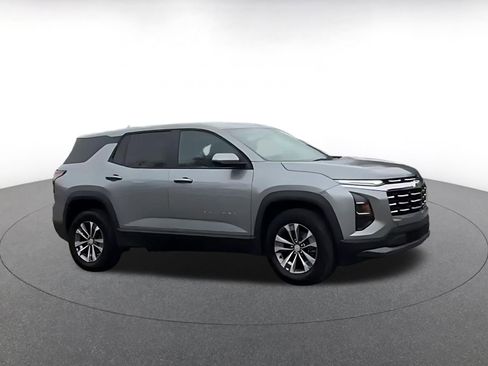 Used 2025 Chevrolet Equinox LT AWD/4WD image 2