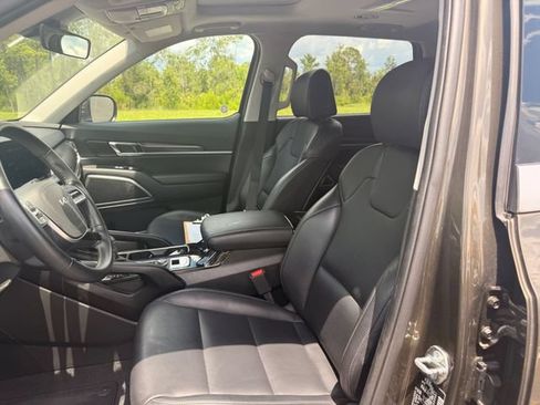 Used 2025 Kia Telluride S FWD image 9