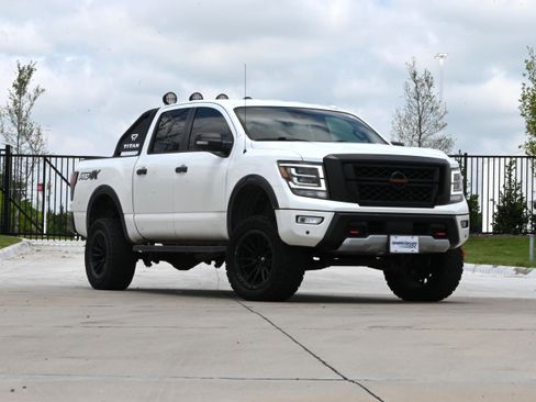 Used 2021 Nissan Titan PRO-4X w/ Pro-4x Convenience Package AWD/4WD image 2