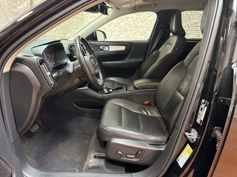 Used 2021 Volvo XC40 T5 Momentum w/ Protection Package Premier image 21