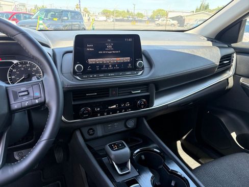 Used 2025 Nissan Rogue SV FWD image 17