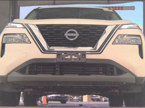 Used 2023 Nissan Rogue SV image 2