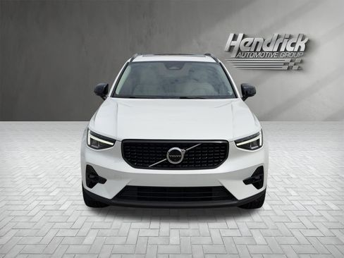 Used 2023 Volvo XC40 B4 Plus w/ Climate Package FWD image 3