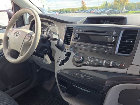 Used 2012 Toyota Sienna SE image 7