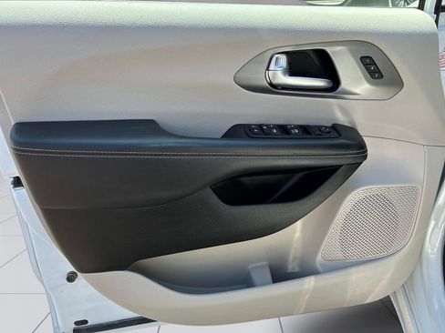 Used 2023 Chrysler Pacifica Touring-L FWD image 23