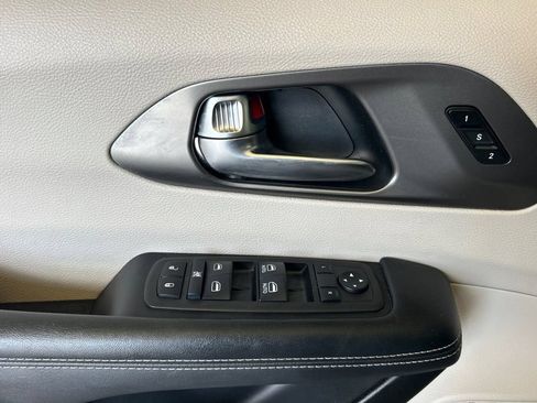 Used 2023 Chrysler Pacifica Touring-L FWD image 11