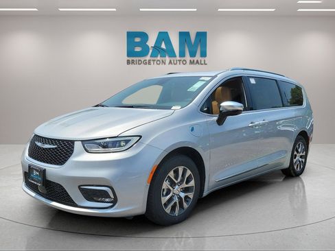 New 2023 Chrysler Pacifica Pinnacle image 2