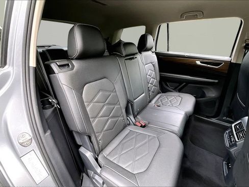Used 2025 Volkswagen Atlas SE FWD image 17